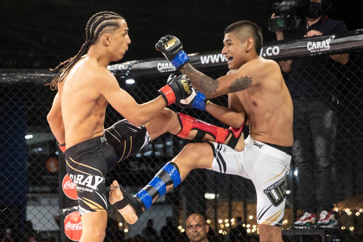 Emanuel Escobar (uniforme negro) mostró una gran agilidad en el combate y venció a su contrincante, Daniel Labrador. Foto: Edwin Bustamante.