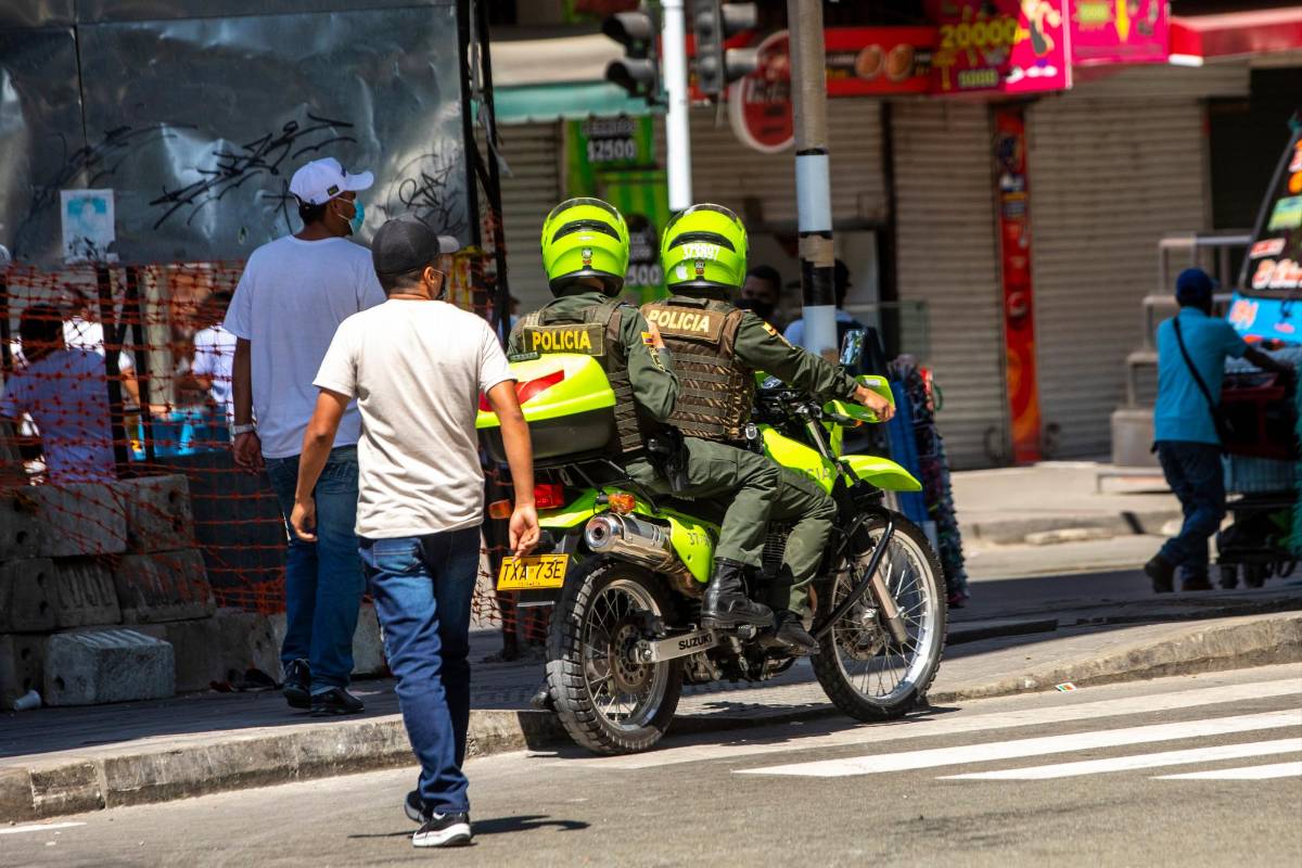 La policía hizo presencia en la calles vacías del centro de Medellín. Foto: Carlos Velásquez . Foto: Carlos Velásquez