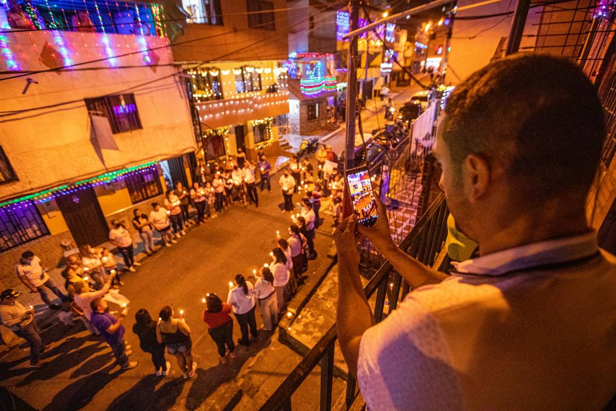 Personas de todas las edades se reunieron para mostrar que en Belén Las Violetas son más las personas que quieren la paz. Foto: Carlos Velásquez 