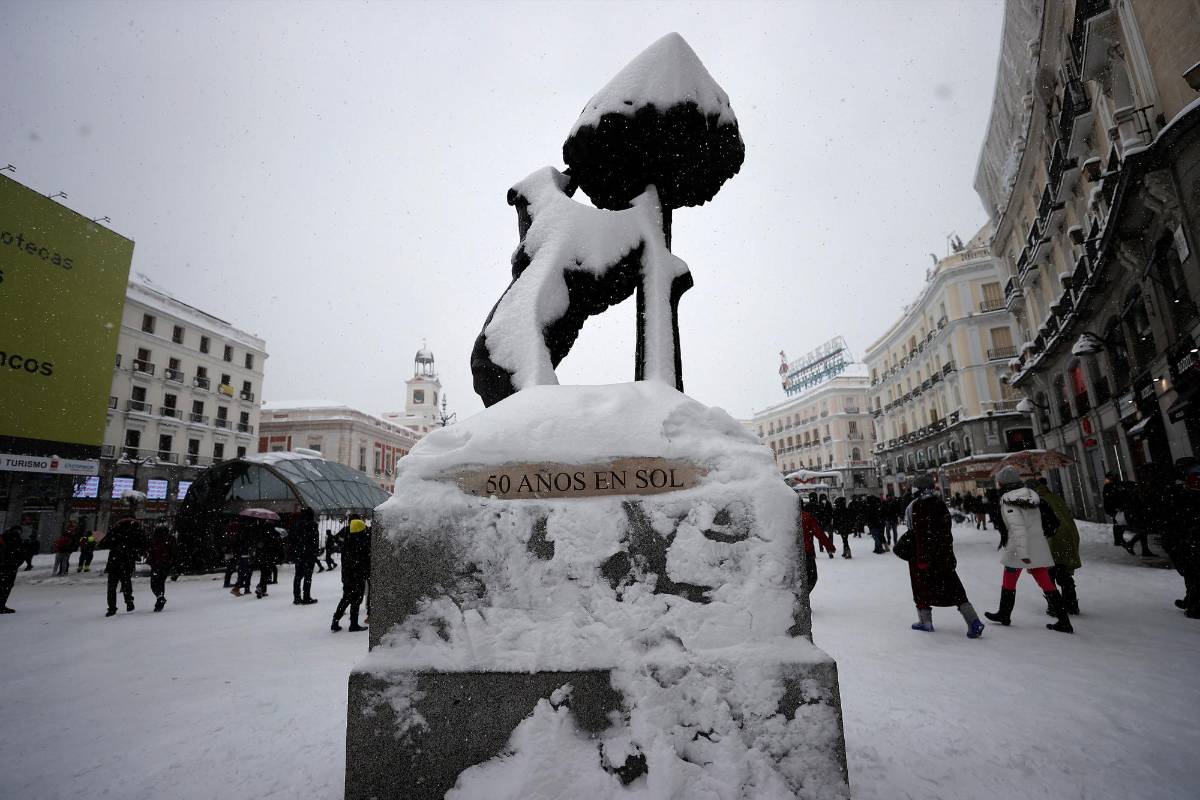 La gente disfruta de la nieve en la Plaza Sol después de que las fuertes nevadas azotaran Madrid. Foto : Getty
