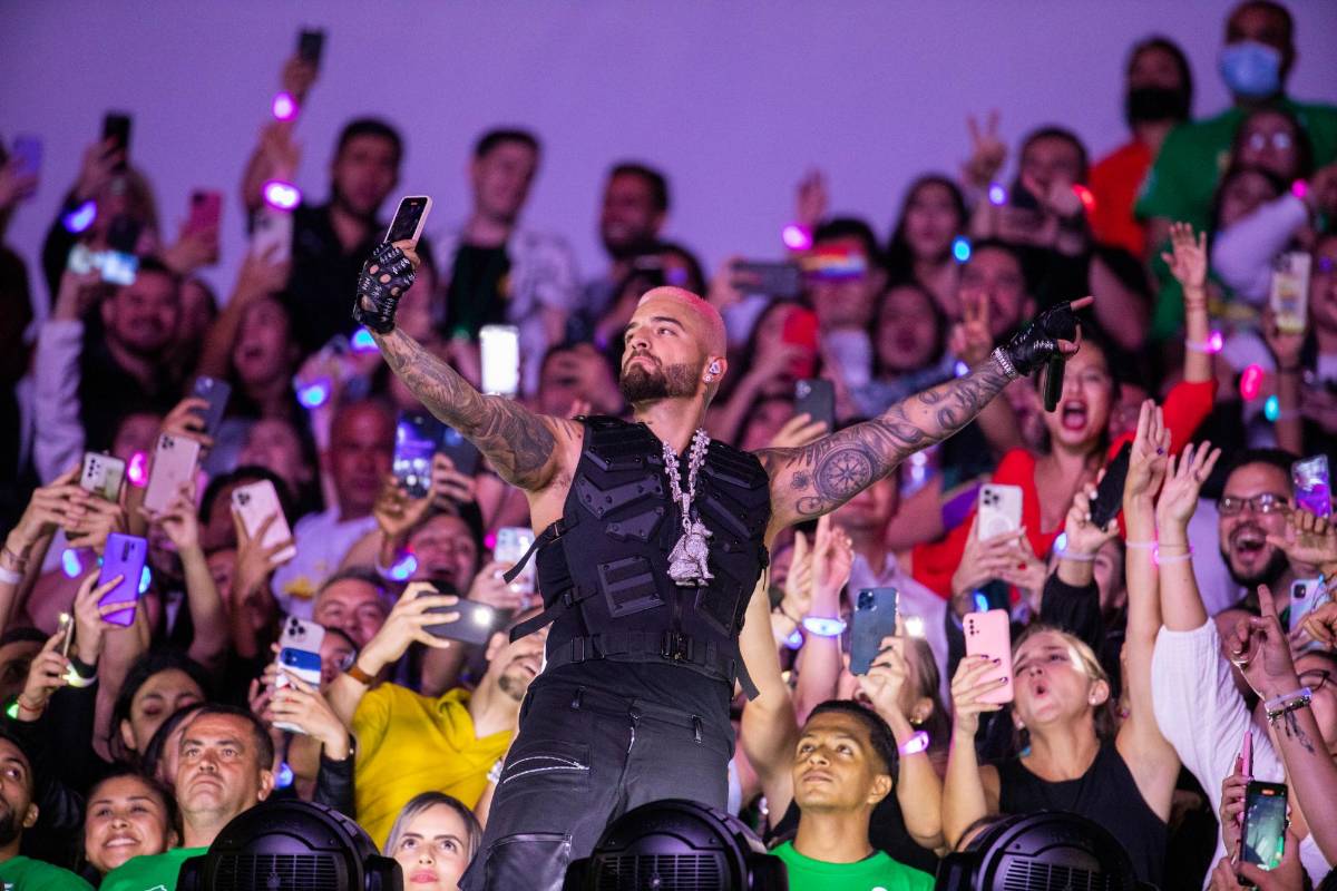 El show no solo fue en el cuadrilatero, sino que se extendió a las tribunas, hasta donde Maluma llegó a cantar y tomarse selfies con sus seguidores. Foto: Carlos Velásquez
