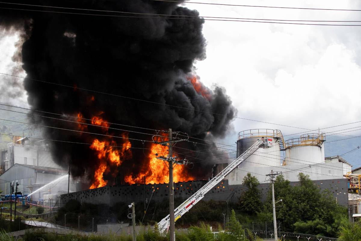 Por el momento, se desconocen las causas de este incendio, que se suma al registrado en el barrio Tenche (calle 30A x 52), aledaño al Pueblito Paisa. Foto: Jaime Pérez.