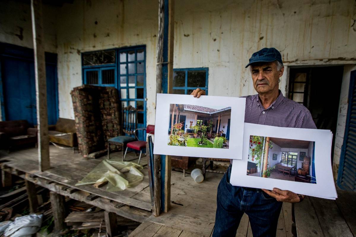 Jaime Arismendy armó un libro: la historia de una familia en que cumplió el testimonio fotográfico del daño a su casa. FOTO: JULIO CÉSAR HERRERA
