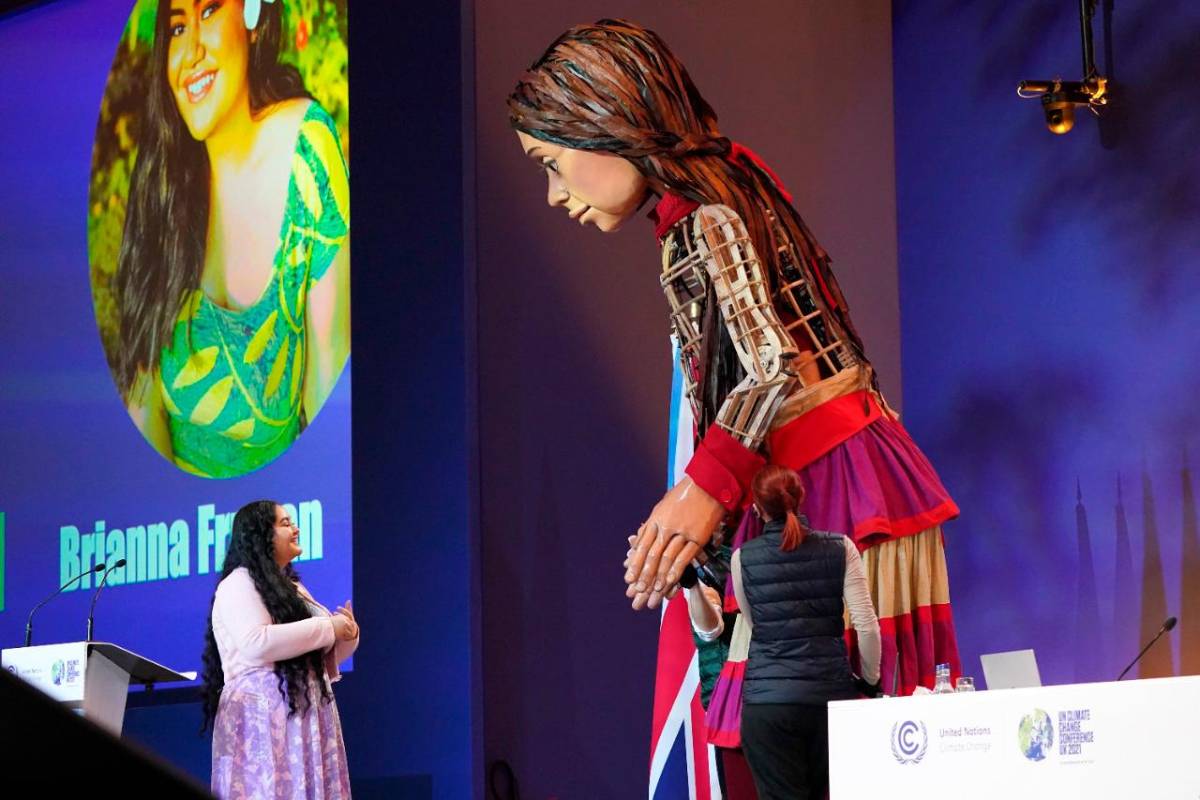 La activista neozelandesa Brianna Fruean siempre viaja acompañada de la “pequeña” Amal a los diferentes eventos de cambio climático en el mundo. Foto Getty