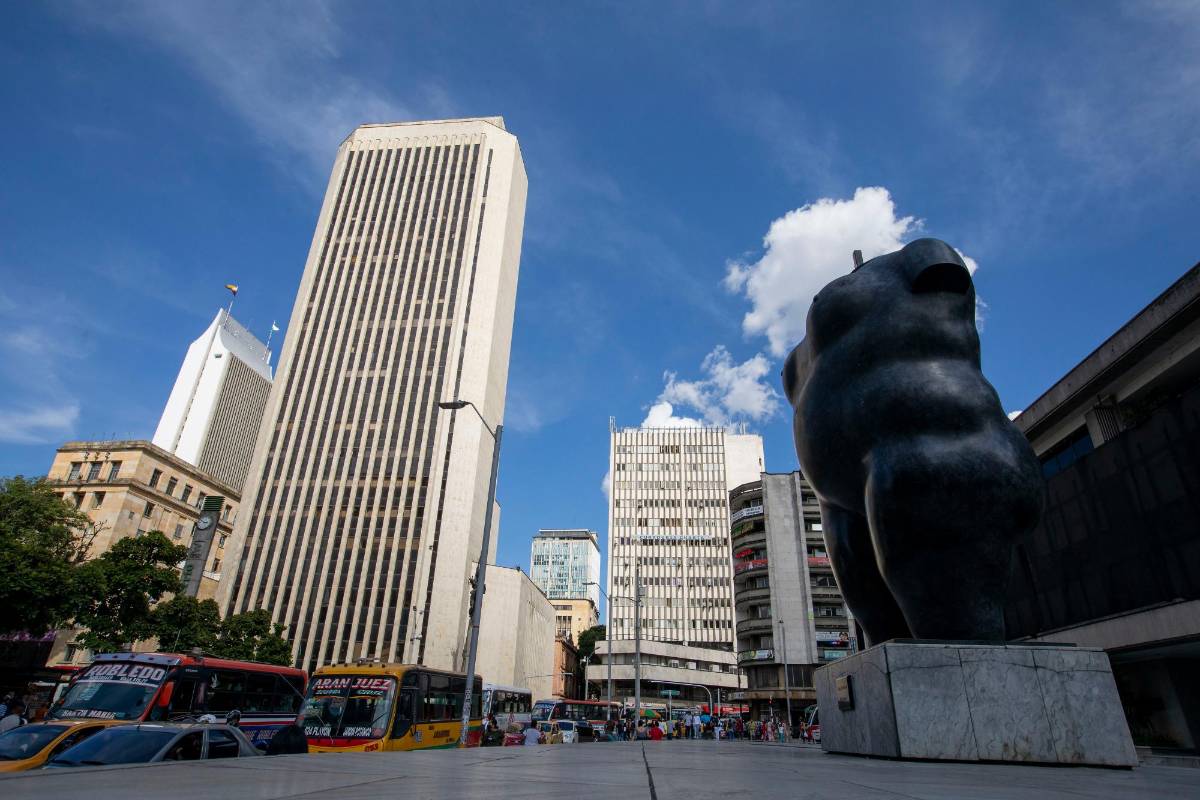 La escultura de Botero acompañada por otro símbolo de la ciudad de Medellín, el Edificio Coltejer Foto: Edwin Bustamante 