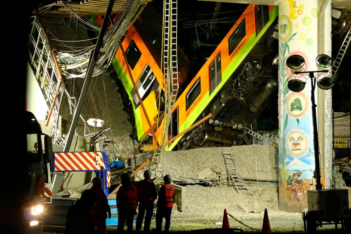 Los organismos de socorro de Ciudad de México abren paso bajo los hierro retorcidos para rescatar a las personas. Foto GettyImages