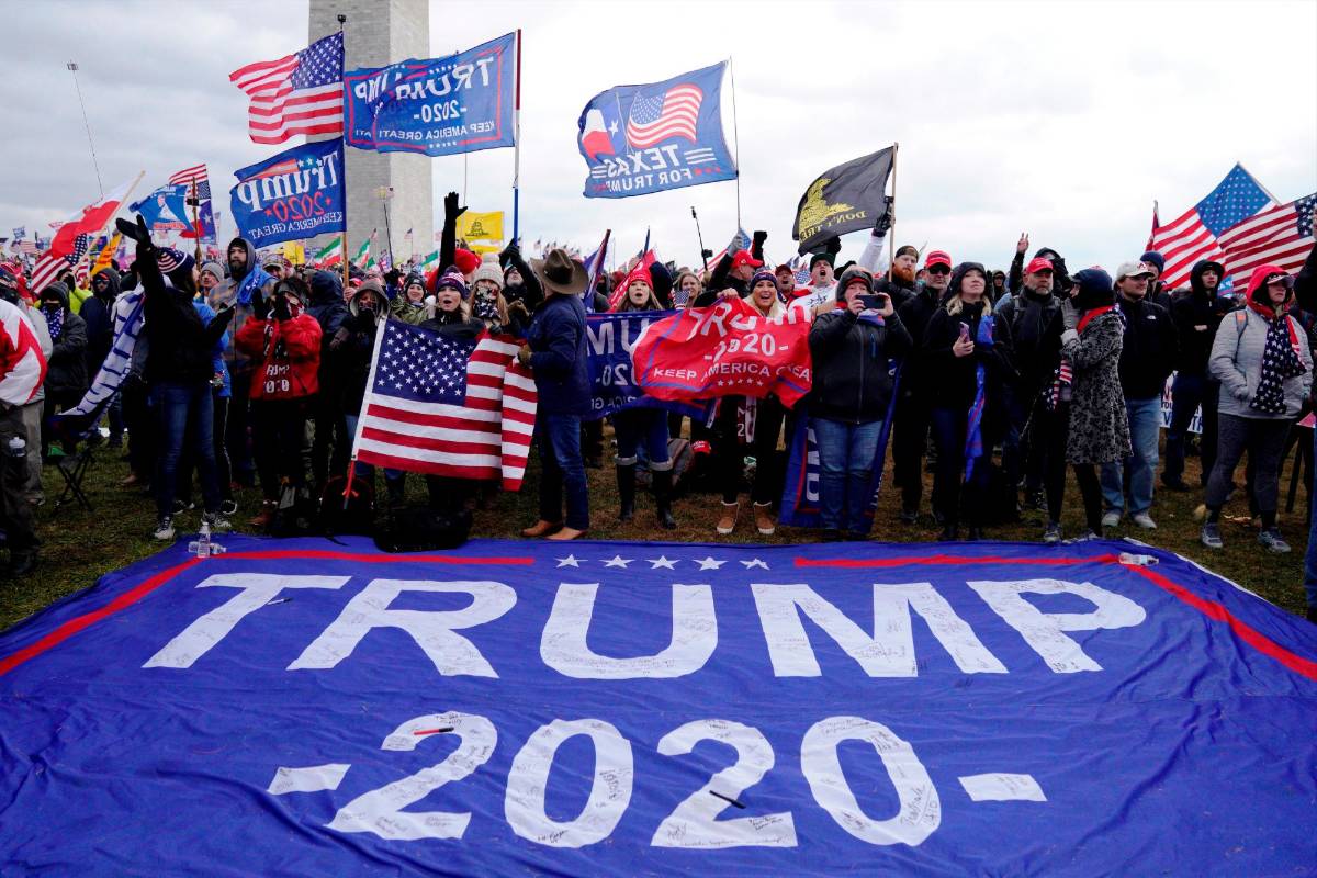 Todos portaban banderas de Estados Unidos y algunos mensajes dando como ganador de la reelección a Trump. Foto: EFE