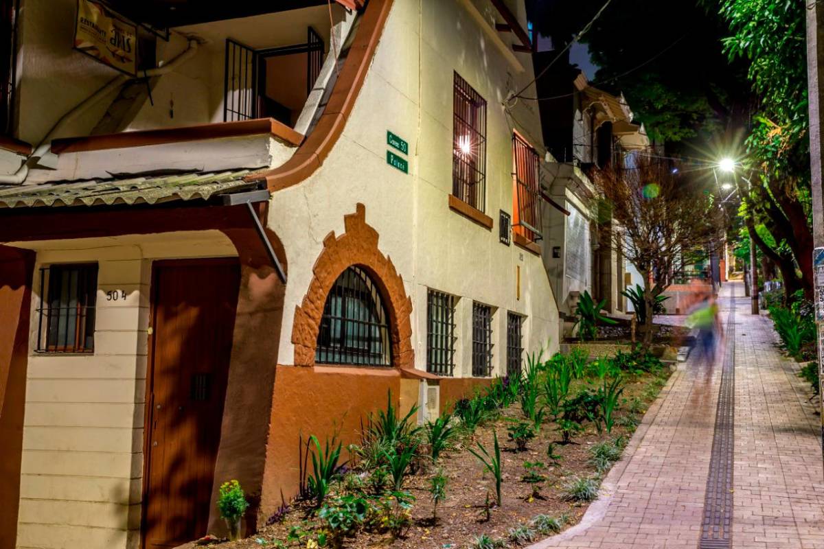 Con el alumbrado público se pretende impulsar una reflexión para proteger el patrimonio arquitectónico de Medellín. Foto: Juan Antonio Sánchez