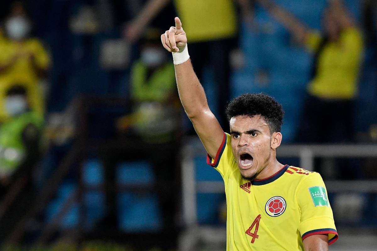 En el minuto 74 y con la complicidad de un defensor chileno y que desubicó a Claudio Bravo, Luis Díaz sentenció el triunfo frente a los Chilenos. Foto: Getty