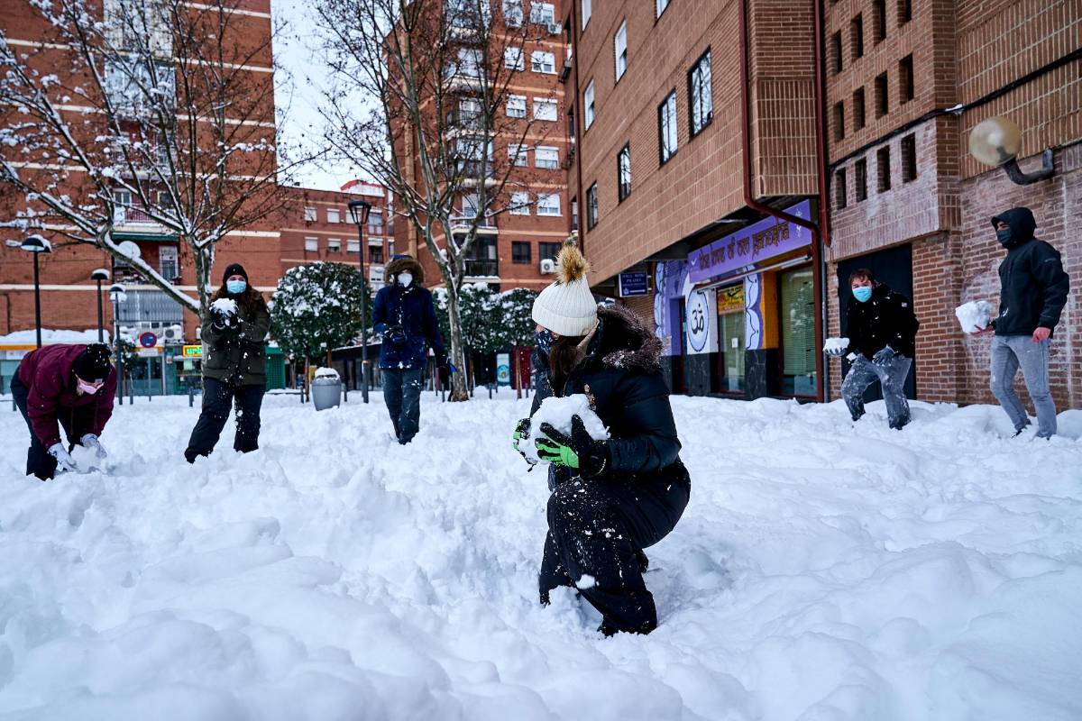 La gente juega con la nieve durante las fuertes nevadas de Filomena. La tormenta deja varios centímetros de nieve en las calles. Foto : Getty