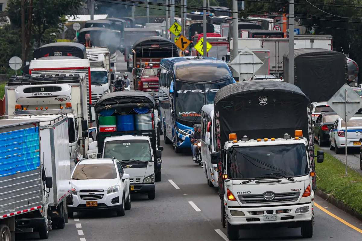 La movilidad en el sur del Valle de Aburrá se encuentra seriamente afectada por un cierre en la vía que conecta a Medellín con Caldas y el Eje Cafetero, en Antioquia, a causa de las manifestaciones adelantadas por transportadores de carga y mercancías. Foto: Manuel Saldarriaga Quintero.