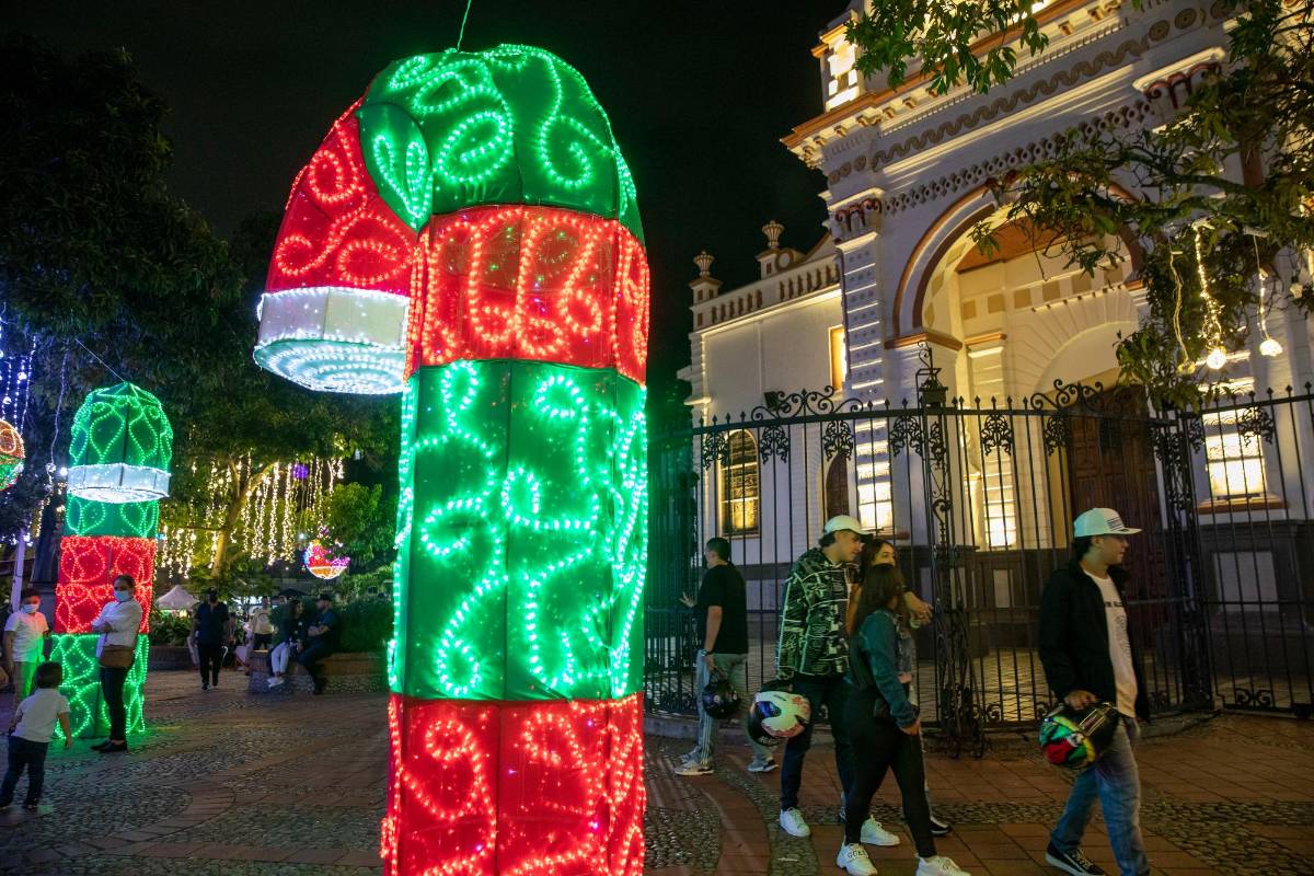 Música, bombillas intermitentes y vendedores de todo tipo de entretenciones reinan en este diciembre en el municipio más pequeño de Colombia. Foto: Edwin Bustamante
