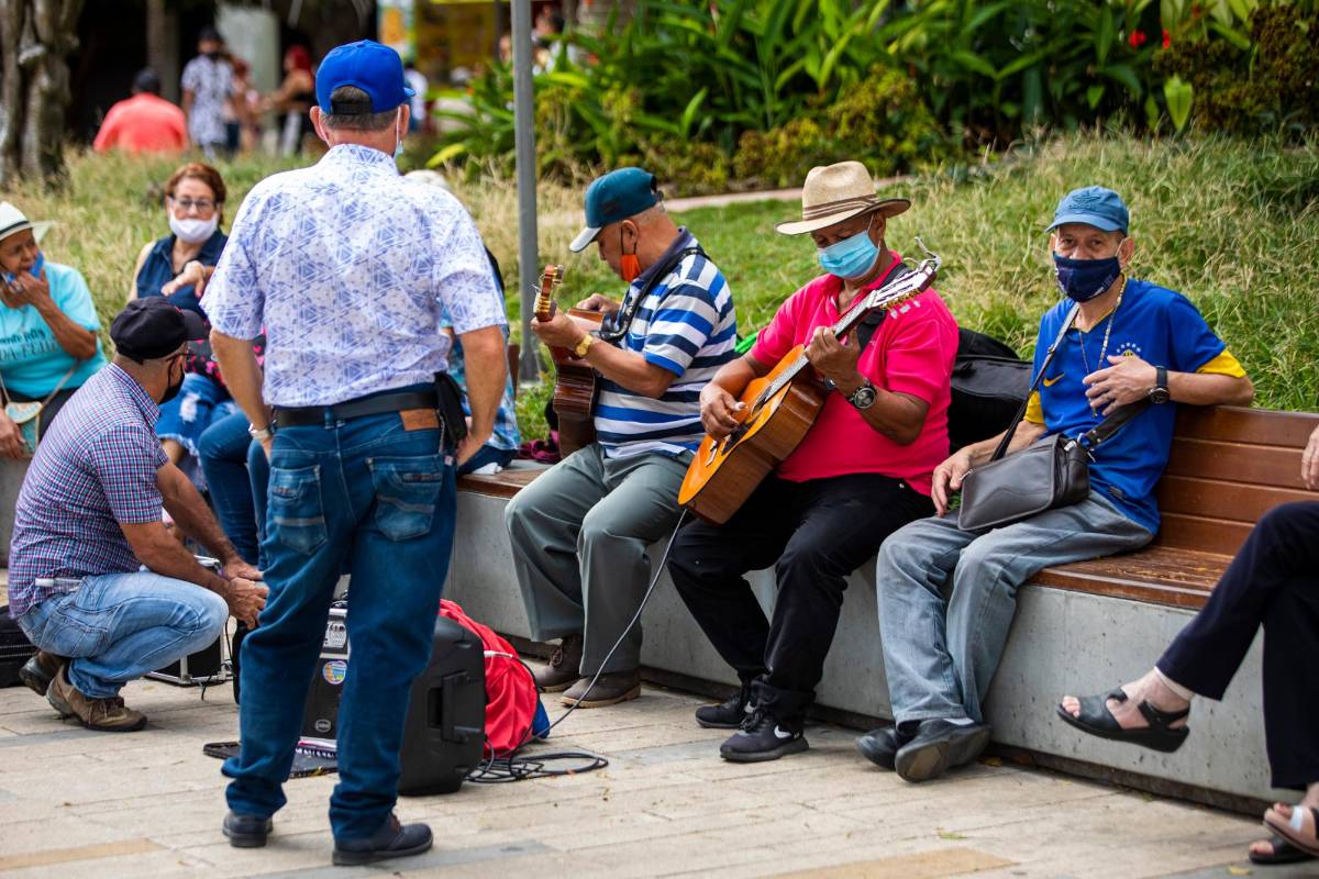 En épocas difíciles por las medidas implementadas este fin y principio de año los músicos aprovecharon el fin de la medida para trabajar. Foto: Carlos Velásquez