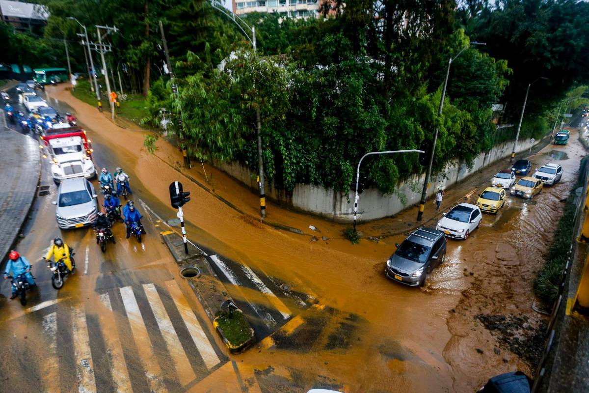 El sector de El Tesoro fue uno de los más afectados, colocando en aprietos los trabajadores y a los conductores que transitaban por estas vías. FOTO JULIO CÉSAR HERRERA