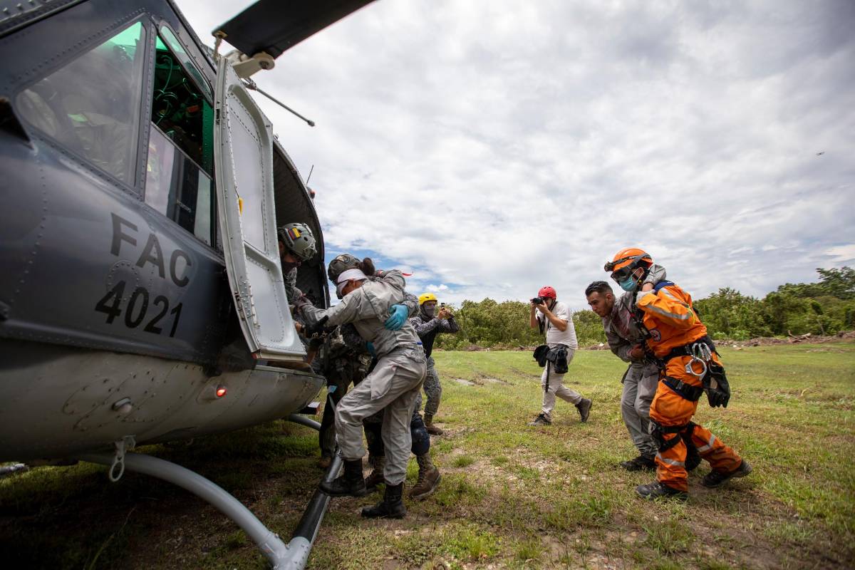 Personal de diferentes países y entidades de Gestión del Riesgo de Colombia, entrenan en el rescate y evacuación de heridos. Foto: Edwin Bustamante