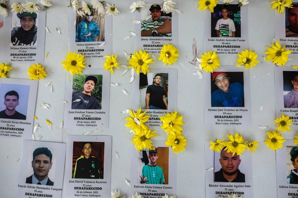 Con flores y fotografías de los desaparecidos recordaron a los centenares de víctimas que ha dejado el conflicto en Colombia Foto: Camilo Suárez