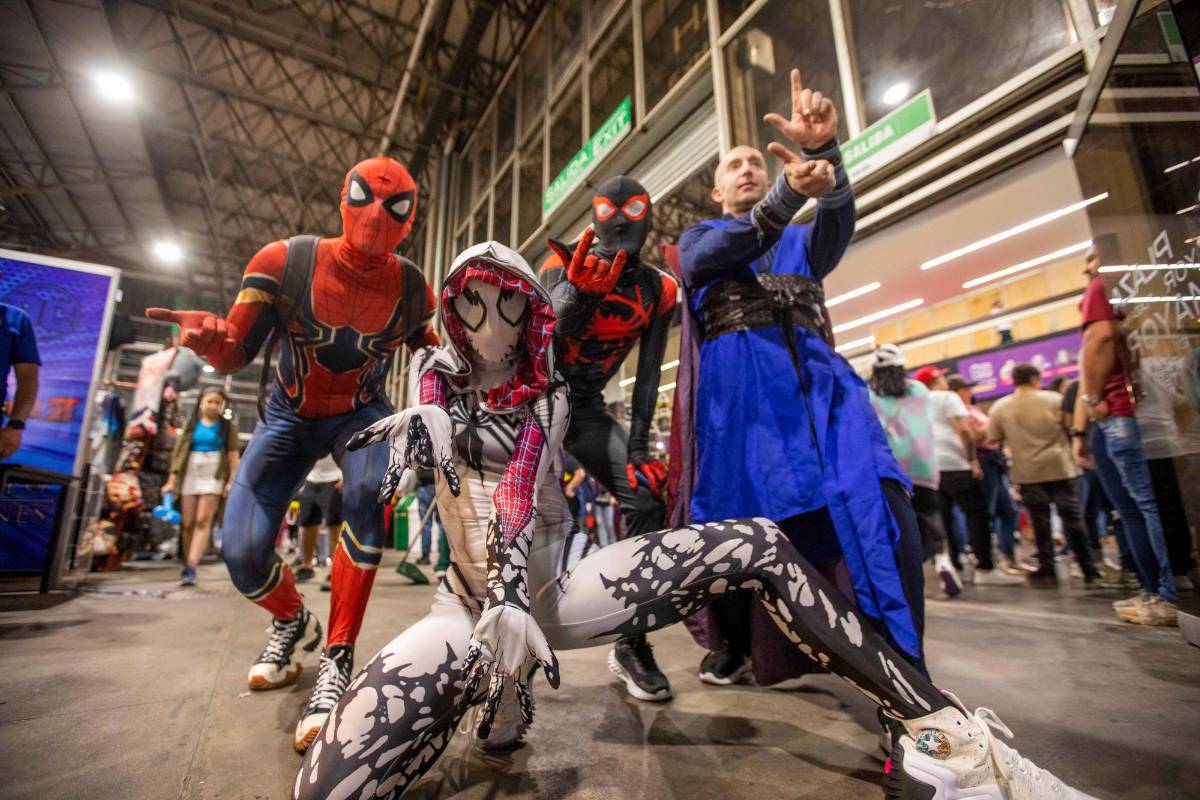 Los visitantes disfrutaron de sus personajes favoritos mientras se paseaban por la feria. FOTO CARLOS VELÁSQUEZ
