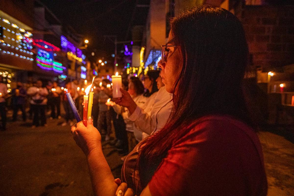 Las velas y las oraciones congregaron a la comunidad. Foto: Carlos Velásquez