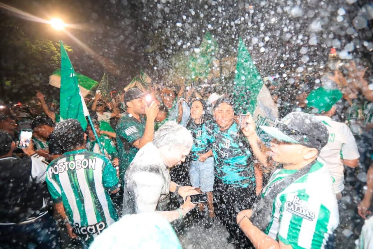 Los hinchas, vestidos de verde y blanco, salieron a las calles con banderas, tambores y cánticos que resonaron por toda la ciudad. Las caravanas de motos y carros, los fuegos artificiales y la alegría de los aficionados convirtieron la ciudad en un verdadero carnaval. Foto: Esneyder Gutiérrez