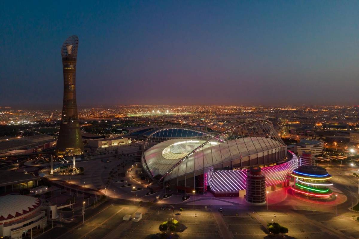 Una vista aérea del estadio Khalifa permite apreciar las fluidas líneas de su arquitectura, una mezcla de texturas y materiales que hacen de este escenario uno de los iconos arquitectónicos que dejará el mundial de Qatar. Foto: Getty