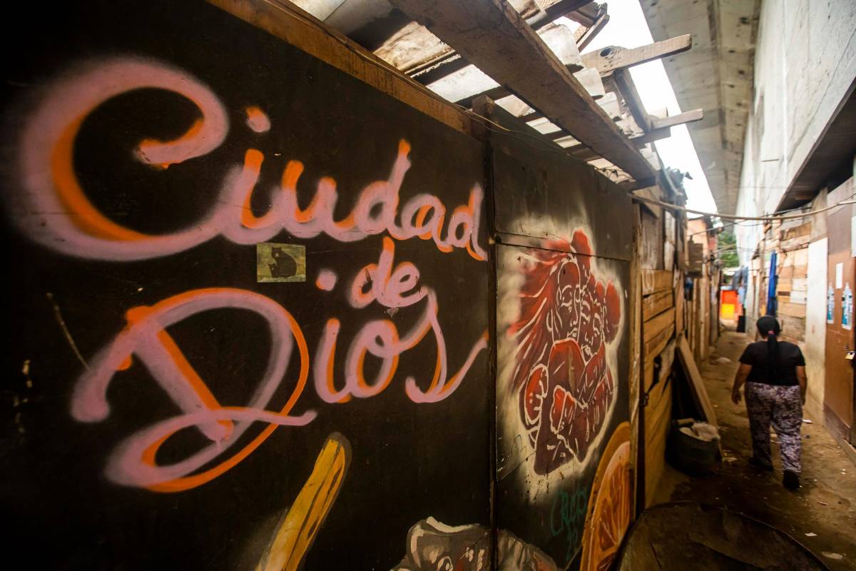 El barrio tiene un callejón central. En ese lugar interactúa la mayoría de los habitantes. FOTO: CARLOS VELÁSQUEZ