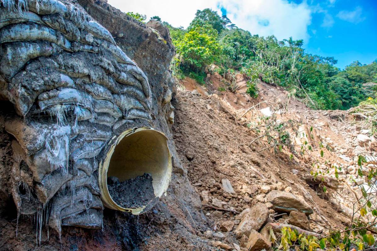 Esta zona sigue saturada de agua y, si cae otro aguacero fuerte, podría venirse de nuevo otro derrumbe. FOTO JUAN ANTONIO SÁNCHEZ