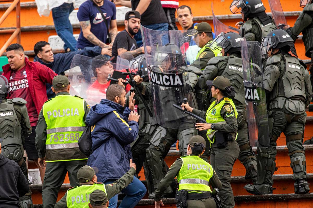 La policía sacó a empujones a simpatizantes del Medellín que pedían que no los empujaran. Foto: Carlos Velásquez