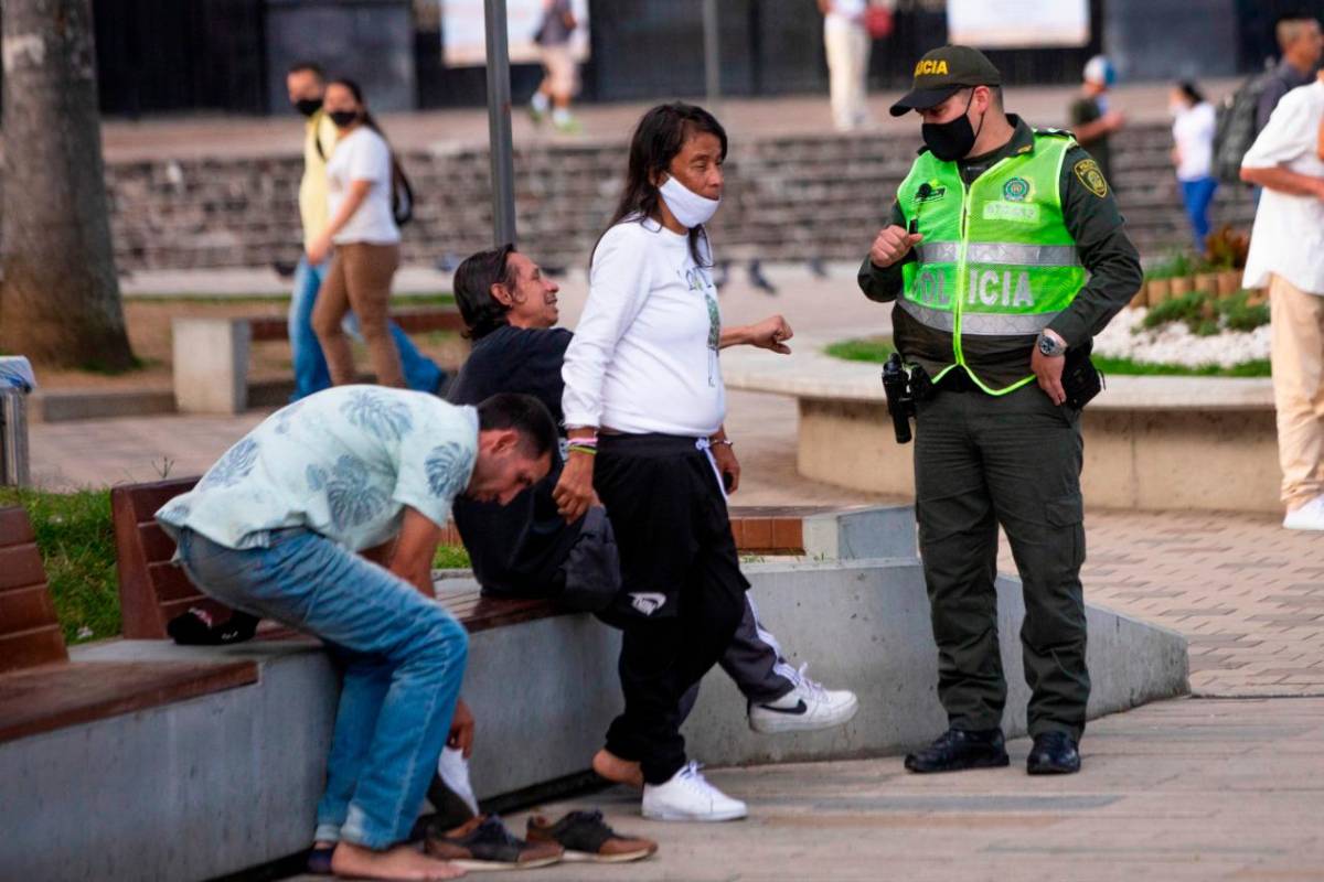 Los ciudadanos acataron las instrucciones de la Policía y poco a poco se veían menos personas afuera. FOTO: CARLOS VELÁSQUEZ.
