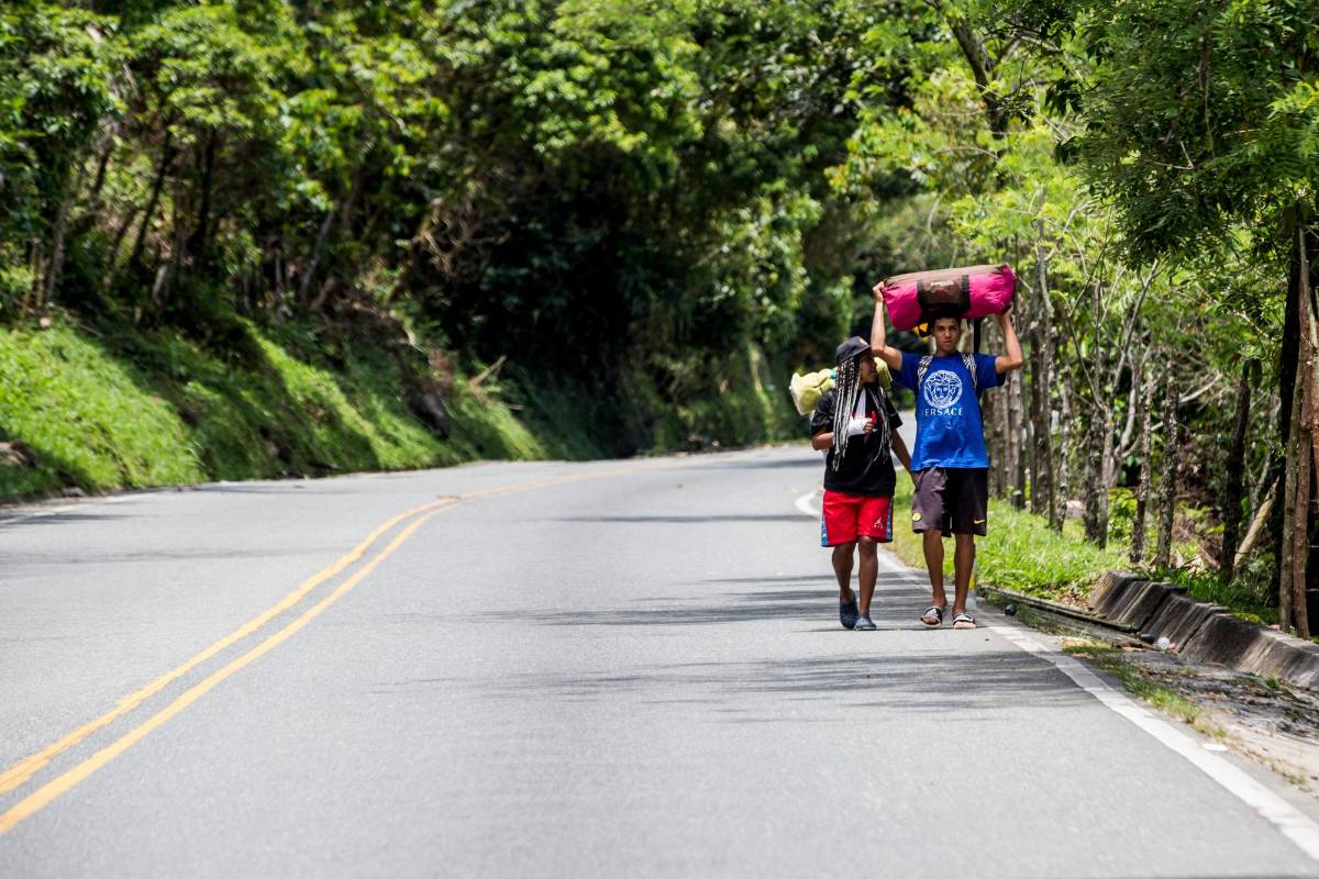 Los campesinos y ciudadanía en general tienen que caminar por horas debido a que el transporte público acortó su servicio. FOTO: JULIO CÉSAR HERRERA