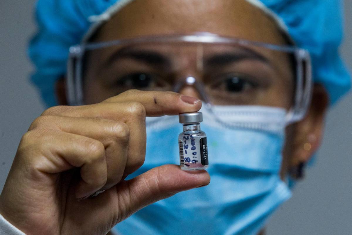 La Universidad CES de Medellín está trabajando con sus investigadores para desarrollar una vacuna contra el covid-19 que estaría lista en dos años. Foto Camilo Suárez
