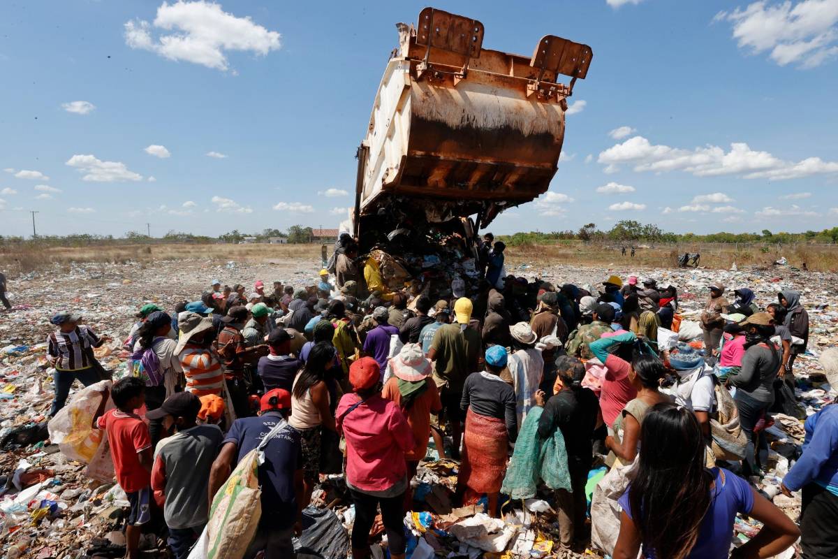 Indígenas amorúas viven de los desechos que se arrojan al basurero de Puerto Carreño, en el departamento de Vichada, cerca de la frontera con Venezuela. Casi un centenar de persona se agolpan alrededor del camión de la basura que llega para buscar entre lo que descarga algo para comer o vender. Foto: EFE