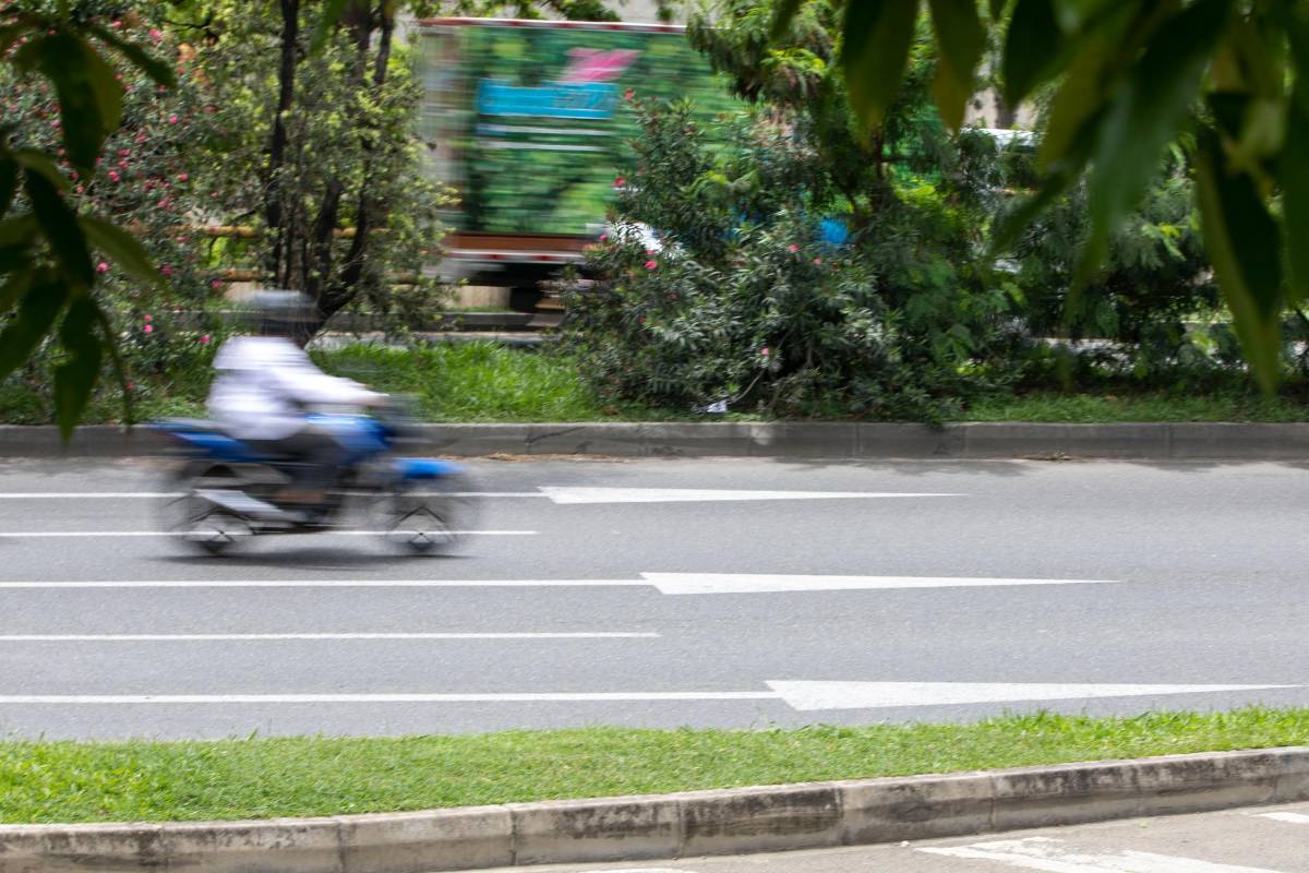 La reducción de la velocidad en vías y avenidas se sustenta en considerar que si hay menos velocidad los accidentes se reducen. Foto: Edwin Bustamante