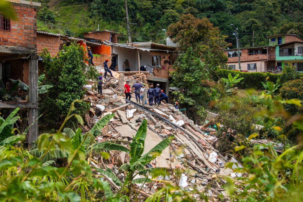 Según el reporte del Cuerpo Oficial de Bomberos del municipio, a eso de las 9:00 a.m. una edificación de tres pisos se derrumbó, dejando a un adulto mayor y varios animales bajo los escombros. Foto: Carlos Velásquez