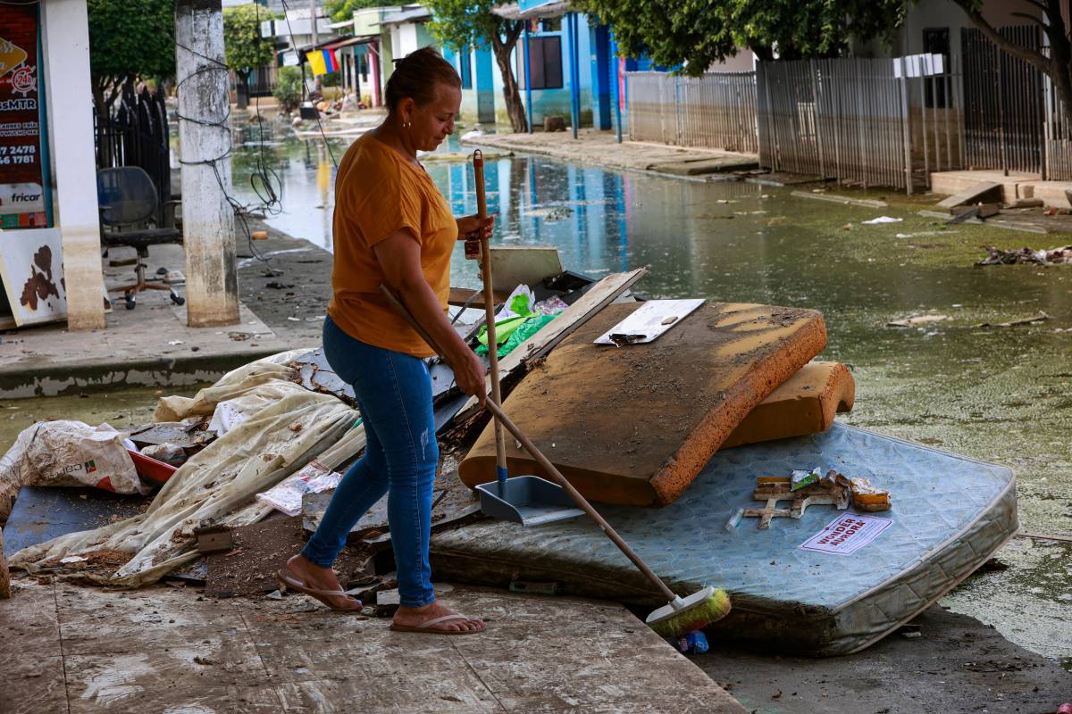 La cotidianidad cambió por completo. Muchos hacen vigilia día y noche a la orilla del agua, cuidando desde lejos lo poco que quedó en pie. Foto: Manuel Saldarriaga Quintero.