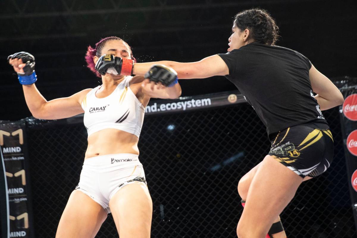 Jazmín Torres, de Yopal, Casanare, con uniforme blanco, se enfrentó a Laura Cañón de Medellín, de uniforme negro, encuentro en el que resultó ganadora Laura Cañón. Foto: Edwin Bustamante.