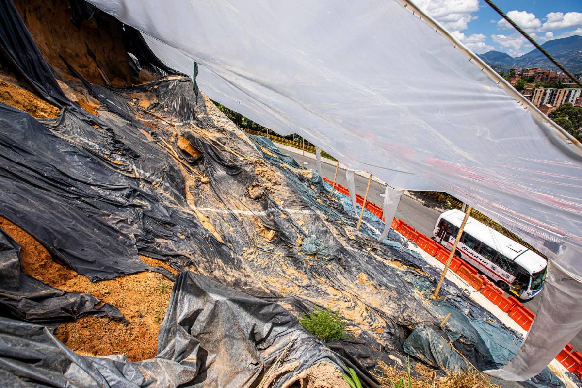 Dicen sus habitantes que allí arrecia el miedo cada que llueve y que ese talud —en conjunto con el resto de fallas que registra el complejo construido por Covin S.A. no les permite dormir. Foto: Carlos Velásquez