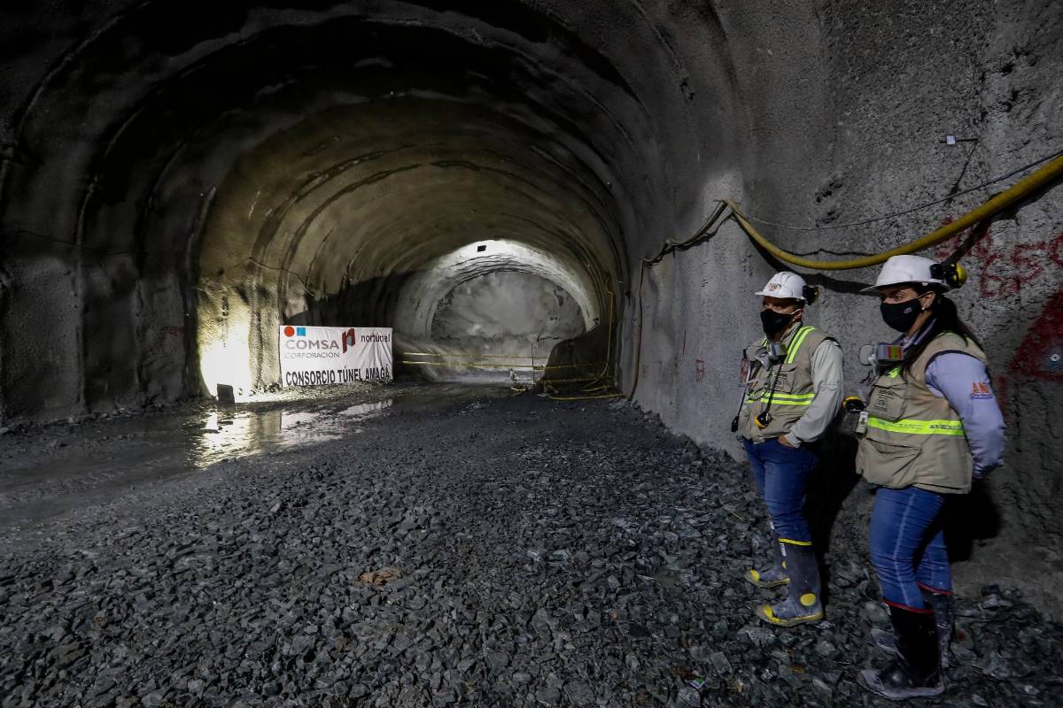 Ahora se comienza con los trabajos de pavimentación de toda la vía interna del túnel. Foto Manuel Saldarriaga