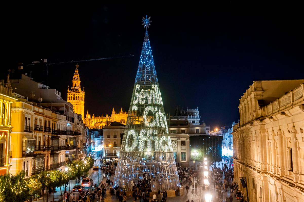 El árbol de Navidad con luces LED más grande de Europa está situado en la plaza de San Francisco de Sevilla. La estructura tiene 40 metros de altura y 14 de diámetro y permite que los viandantes la atraviesen por el interior. FOTO EFE