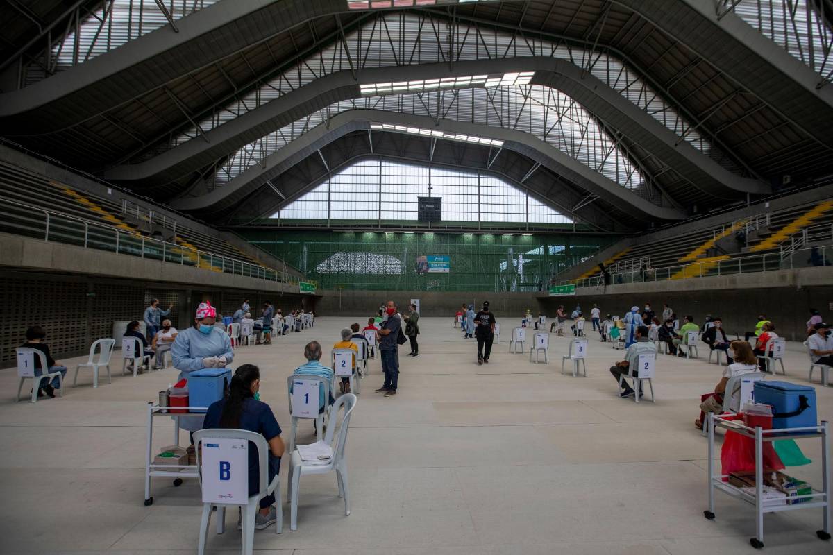 Otros dos puntos masivos de vacunación están ubicados en el Centro de Innovación del Maestro (Mova) (carrera 53 # 73-115, aledaño al Parque Norte) y en la Clínica de la 80 (calle 20A #77-1), habilitados desde el 7 de abril. Foto: Edwin Bustamante