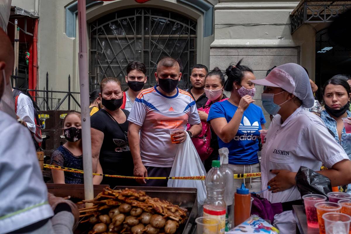 Aglomeraciones en época navideña en el centro de Medellín. El comercio no bajó a pesar de que los hospitales está con mas del 80% de ocupación de camas UCI. Foto: Santiago Mesa
