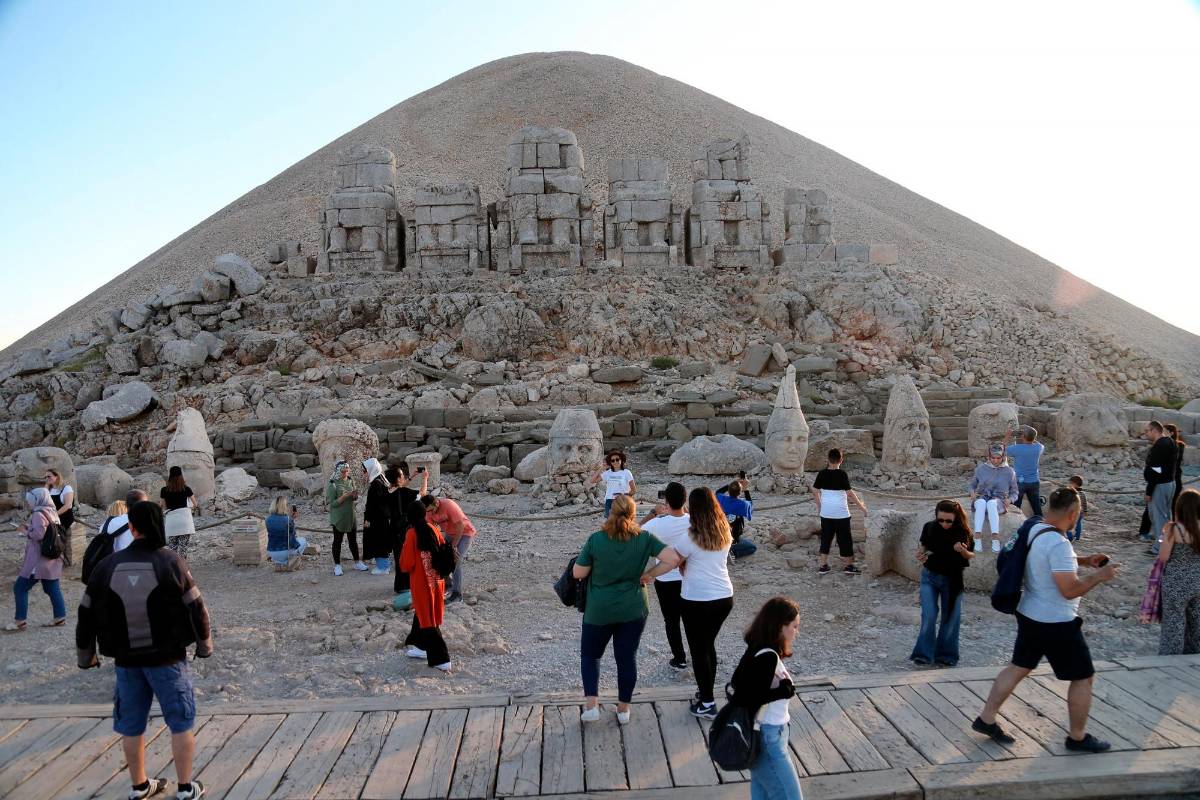  Turistas de todos los rincones del mundo visitan la tumba-santuario en la cima del monte Nemrut en la provincia de Adiyaman, Turquía. Fotos Getty
