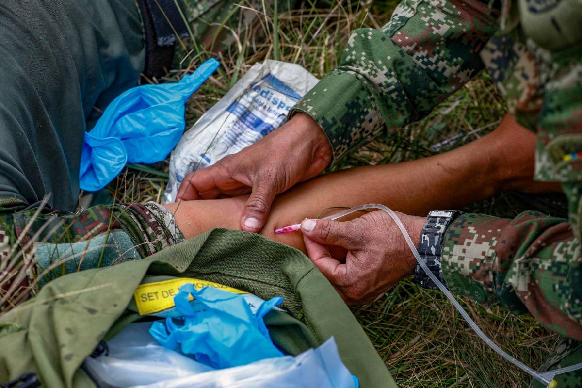 Saber canalizar, inyectar y conocer la anatomía del ser humano es primordial en esta practica de los primeros auxilios. Foto: Manuel Saldarriaga Quintero.