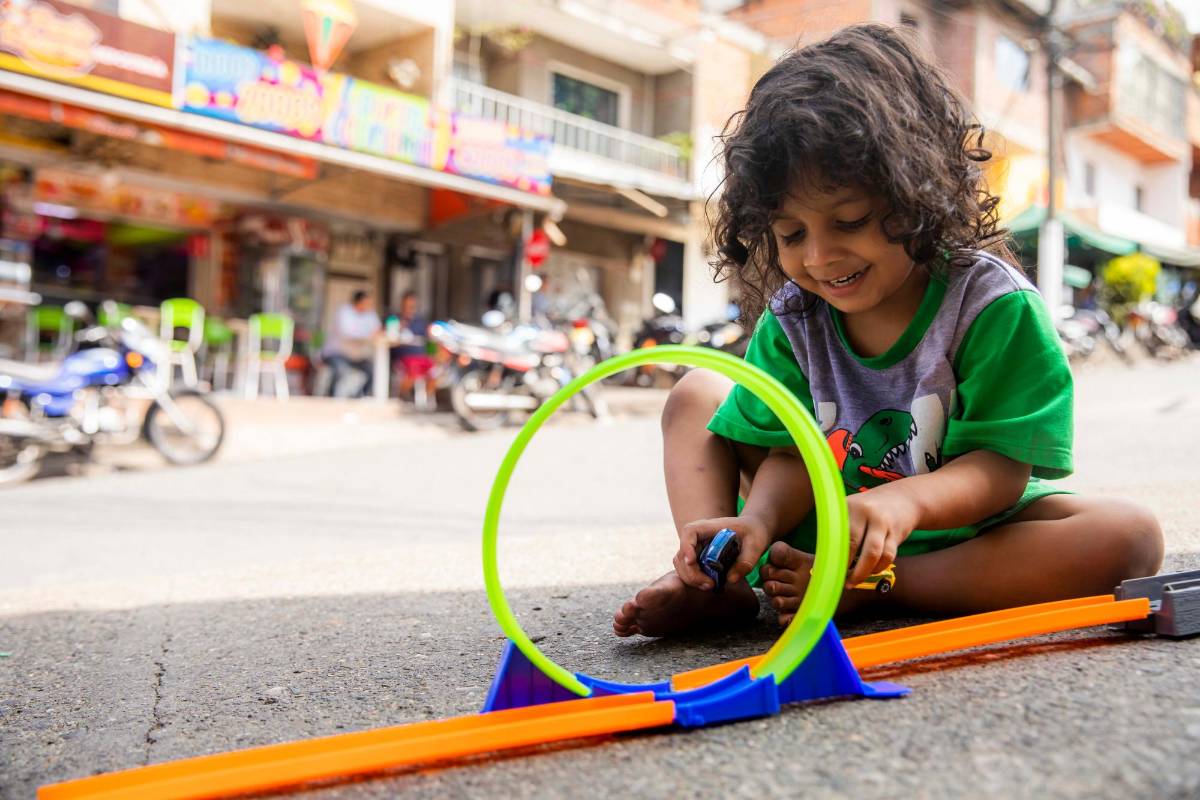 La sonrisa y felicidad de los niños jugando con sus traídos fue una escena común en la mañana del 25 de diciembre en las calles de Medellín. Foto: Carlos Velásquez