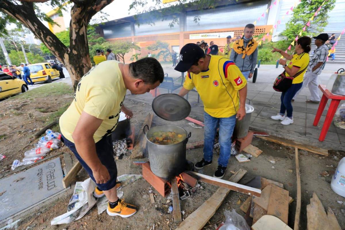 En varios puntos de la ciudad los taxistas montaron sancochos y ollas comunitarias para calmar el hambre durante la jornada. FOTO: ESNEYDER GUTIÉRREZ