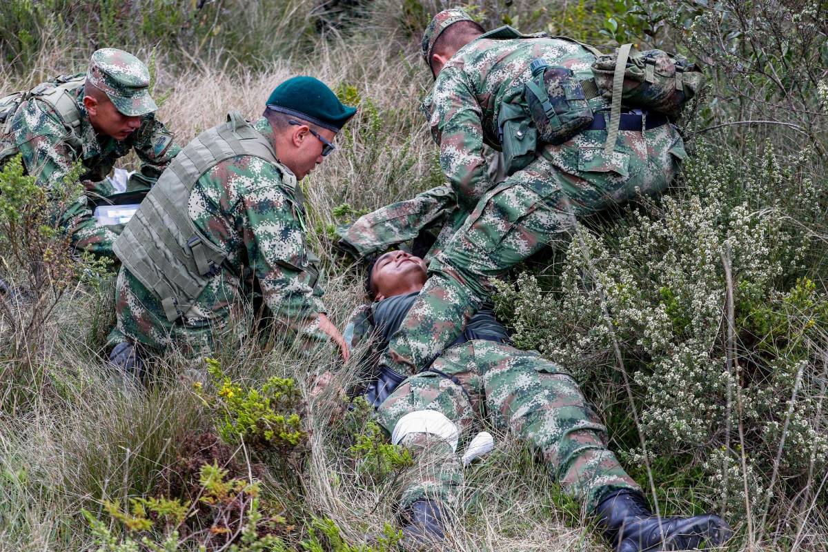 Un soldado socorrista es preparado para que tenga conocimiento de los signos vitales. Foto: Manuel Saldarriaga Quintero.