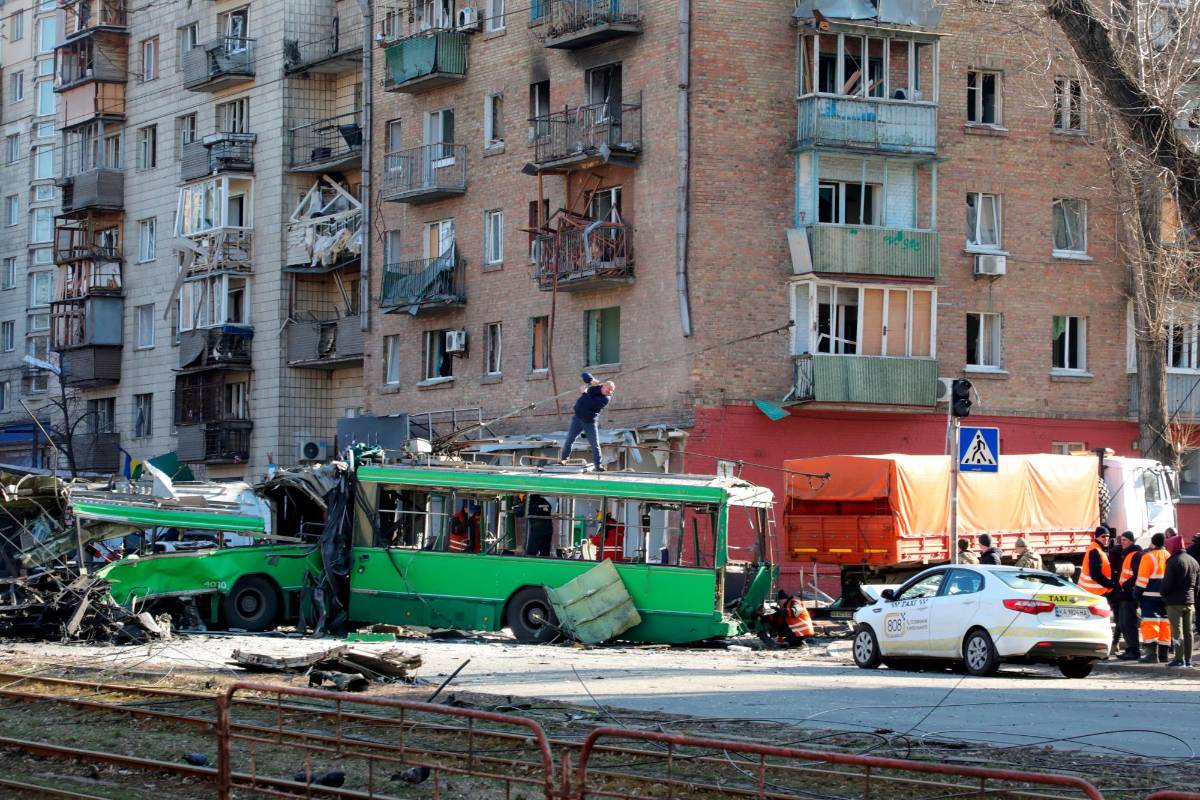 El alcalde de Kiev, Vitali Klichkó, anunció un toque de queda de 36 horas en la capital ucraniana a partir de este martes por la noche debido a la situación “difícil y peligrosa” que vive la ciudad. Foto Getty