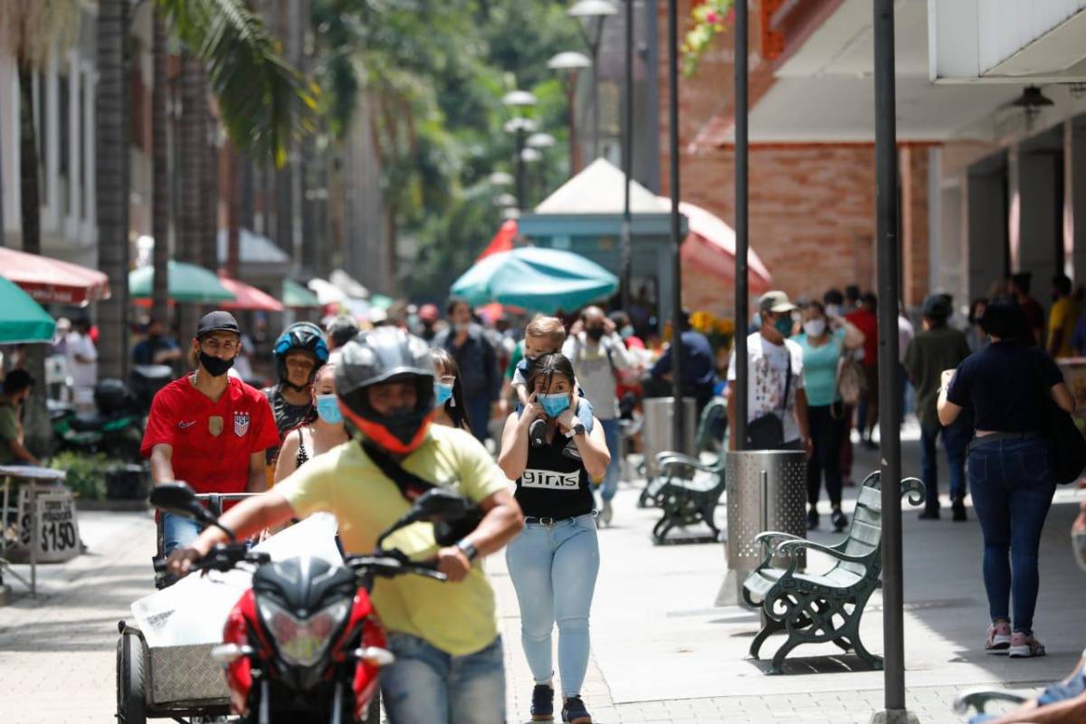 Desde muy temprano de hoy sábado la gente se volcó al centro de la ciudad para realizar compras. Foto: Camilo Suárez.