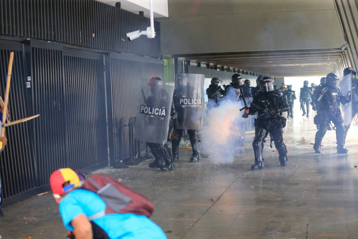 Los indígenas ingresaron con menores de edad a la Alcaldía de Medellín y destrozaron puertas, ventanillas y mobiliario. Foto: Esneyder Gutiérrez