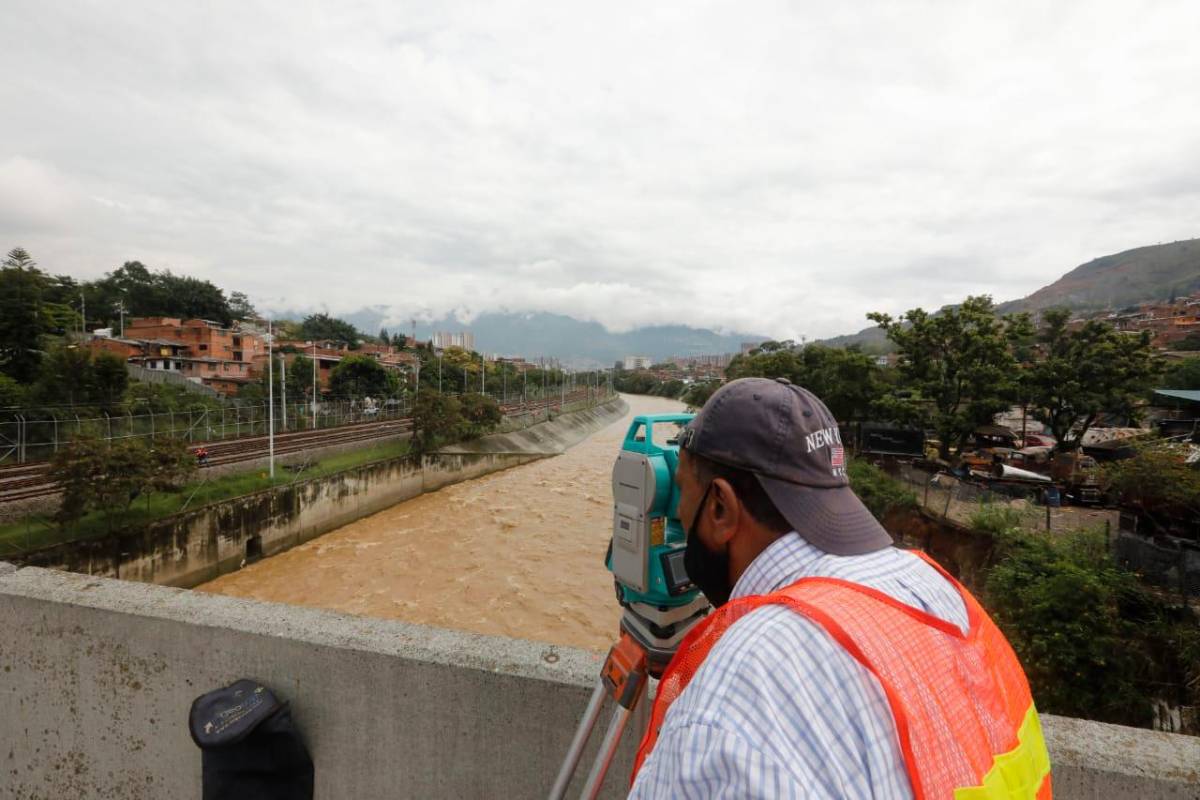 Con buses se cubrió el flujo de pasajeros en las estaciones del norte que estuvieron cerradas por la socavación en la vía producto de las lluvias. Foto: Camilo Suárez