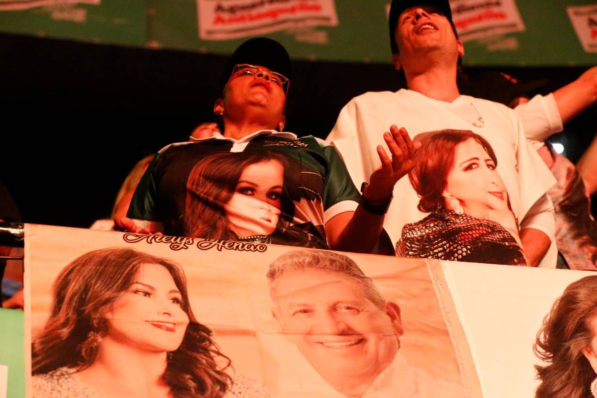 Desde pendones con fotos de Darío Gómez hasta camisas con imágenes de los artistas del concierto se vieron en El Cantinazo. FOTO Esneyder Gutiérrez